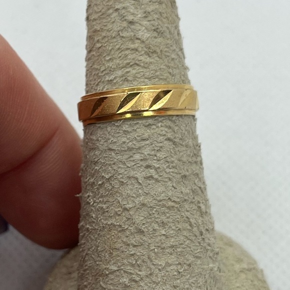 Jewelry - Gold tone laser cut band ring size 5 1/2